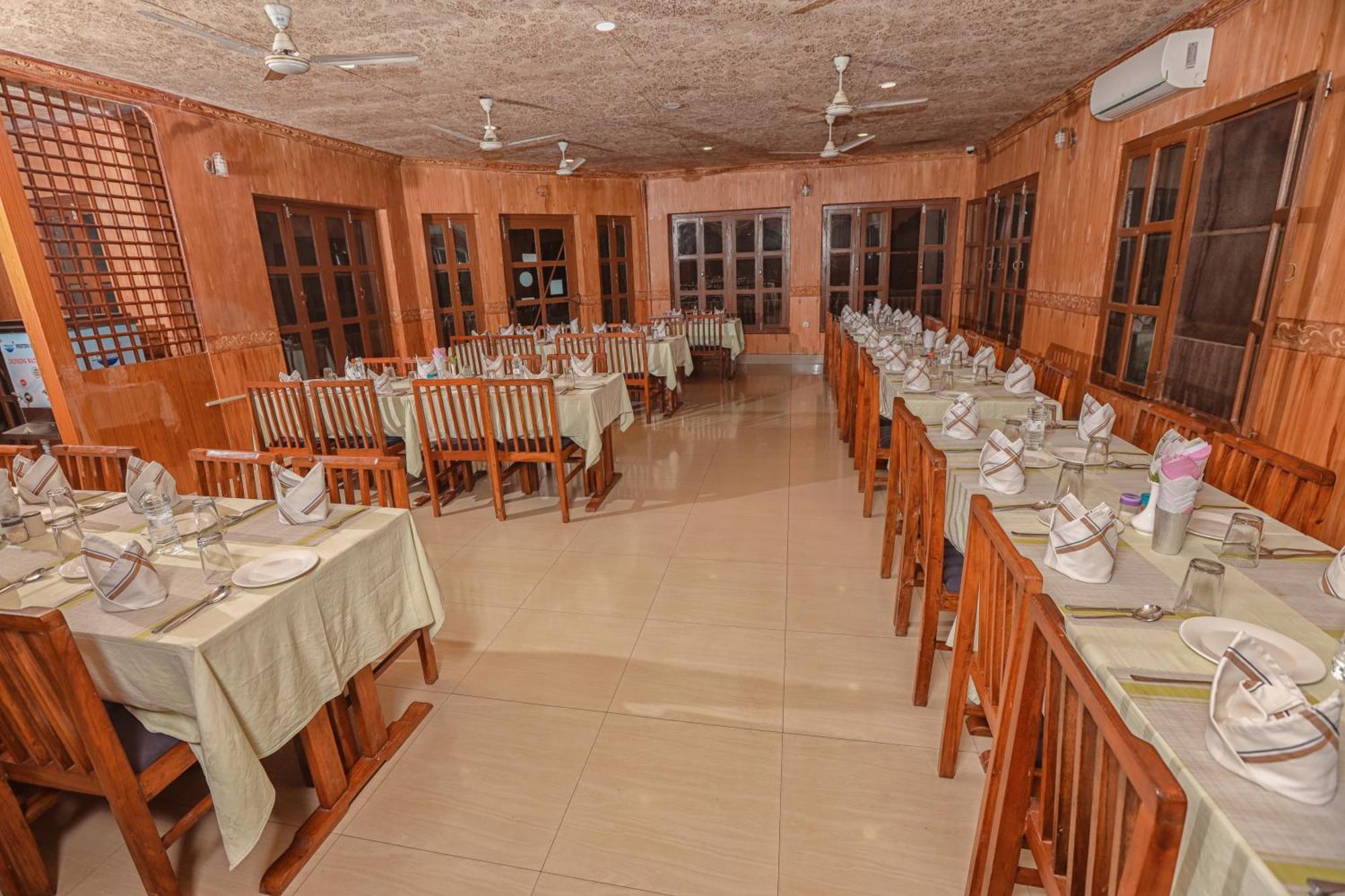 Hotel Wildlife Camp Sauraha Exterior foto
